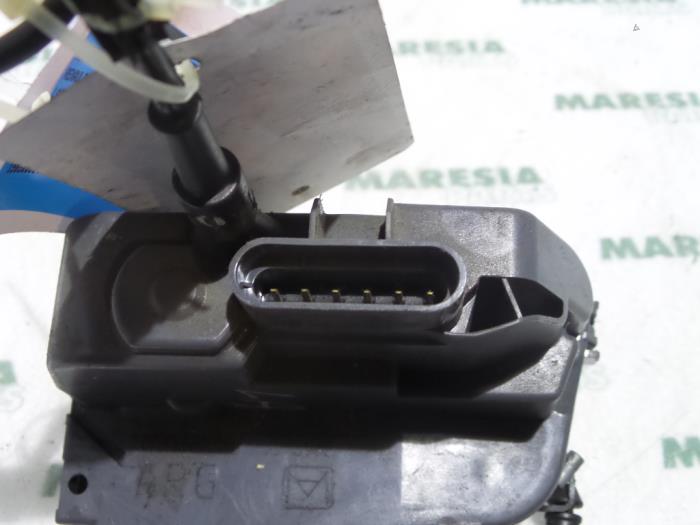 Dörrlåsmekanism, 4-dörrars, vänster bak från en Renault Laguna II (BG) 2.0 16V IDE 2002