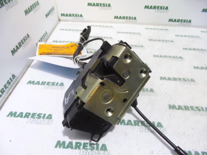 Dörrlåsmekanism, 4-dörrars, vänster bak från en Renault Laguna II (BG) 1.9 dCi 120 2001