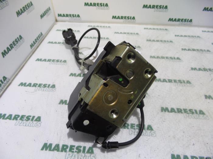 Dörrlåsmekanism, 4-dörrars, vänster bak från en Renault Laguna II (BG) 3.0 V6 24V 2001