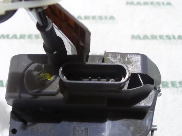 Dörrlåsmekanism, 4-dörrars, vänster bak från en Renault Laguna II (BG) 3.0 V6 24V 2001