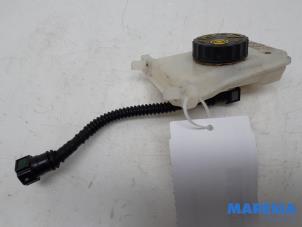 Gebruikte Remvloeistof reservoir Peugeot 308 SW (L4/L9/LC/LJ/LR) 1.2 12V e-THP PureTech 110 Prijs € 20,00 Margeregeling aangeboden door Maresia Parts