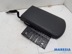 Gebruikte Armleuning Peugeot 3008 I (0U/HU) 1.6 VTI 16V Prijs € 50,00 Margeregeling aangeboden door Maresia Parts