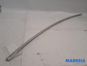 Begagnade Dekorstripe Peugeot 3008 I (0U/HU) 1.6 VTI 16V Pris € 49,99 Marginaltabell erbjuds av Maresia Parts