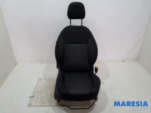 Używane Fotel prawy Peugeot 208 I (CA/CC/CK/CL) 1.2 12V e-THP PureTech 110 Cena € 119,99 Procedura marży oferowane przez Maresia Parts