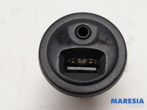Begagnade AUX/USB-anslutning Peugeot 208 I (CA/CC/CK/CL) 1.2 12V e-THP PureTech 110 Pris € 10,00 Marginaltabell erbjuds av Maresia Parts