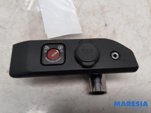 Begagnade 12-volts-anslutning Peugeot Expert (V1/VA/VB/VE/VF/VT/VY) 1.6 Blue HDi 95 16V Pris € 30,19 Inklusive moms erbjuds av Maresia Parts