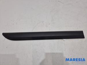 Gebruikte Sierstrip Citroen Jumpy 1.5 Blue HDi 120 Prijs € 54,45 Inclusief btw aangeboden door Maresia Parts
