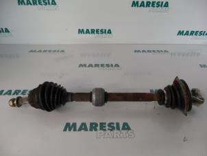Gebruikte Aandrijfas links-voor Renault Laguna I Grandtour (K56) 1.8 RN,RT Prijs € 35,00 Margeregeling aangeboden door Maresia Parts