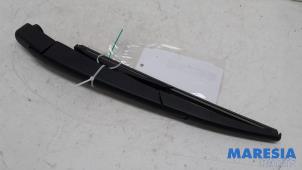 Gebruikte Ruitenwisserarm achter Renault Captur (2R) 1.2 TCE 16V EDC Prijs € 14,95 Margeregeling aangeboden door Maresia Parts