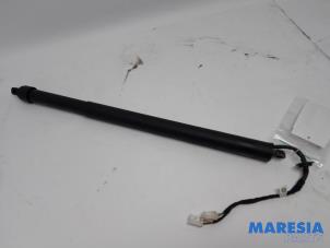 Gebruikte Gasdemper rechts-achter Citroen C5 Aircross I (A4/AC/AJ/AR) 1.6 Hybrid 225 16V Prijs € 90,74 Inclusief btw aangeboden door Maresia Parts