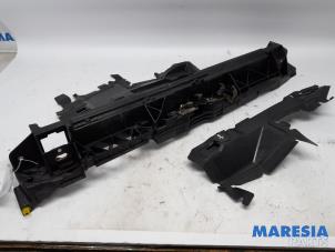 Używane Plyta zamka przedniego Peugeot 308 SW (L4/L9/LC/LJ/LR) 1.6 BlueHDi 120 Cena € 50,00 Procedura marży oferowane przez Maresia Parts