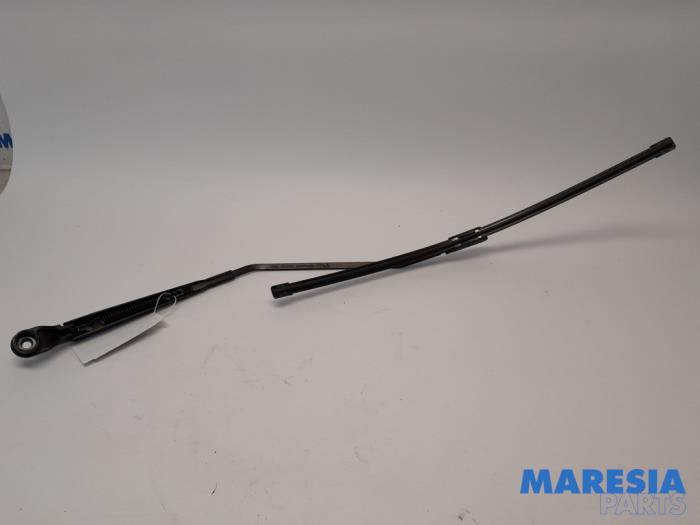 Främre torkararm från en Renault Scénic III (JZ) 2.0 16V CVT 2010