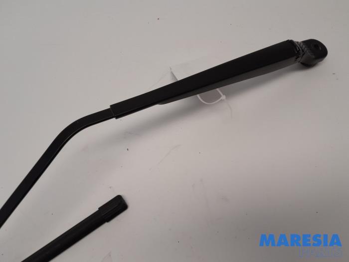 Främre torkararm från en Renault Scénic III (JZ) 2.0 16V CVT 2010