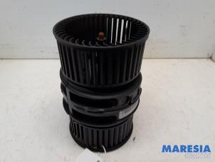 Begagnade Fläktmotor för uppvärmning och ventilation Renault Scénic III (JZ) 2.0 16V CVT Pris € 50,00 Marginaltabell erbjuds av Maresia Parts