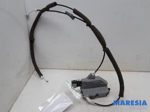 Gebruikte Schuifdeur Slotmechaniek links Peugeot Partner Tepee (7A/B/C/D/E/F/G/J/P/S) 1.6 16V Phase 1 Prijs € 50,00 Margeregeling aangeboden door Maresia Parts