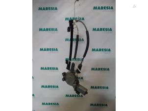 Używane Mechanizm szyby lewej tylnej wersja 4-drzwiowa Alfa Romeo 147 (937) 1.9 JTD 16V Cena € 30,00 Procedura marży oferowane przez Maresia Parts