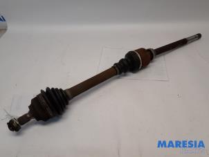 Używane Os napedowa prawy przód Peugeot 307 CC (3B) 2.0 16V Cena € 30,00 Procedura marży oferowane przez Maresia Parts