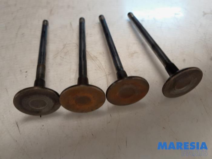 Insugsventil från en Peugeot Expert (V1/VA/VB/VE/VF/VT/VY) 2.0 Blue HDi 120 16V 2016