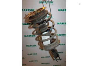 Gebruikte Schokdemperpoot rechts-voor Renault Espace (JK) 2.2 dCi 16V Prijs € 65,00 Margeregeling aangeboden door Maresia Parts