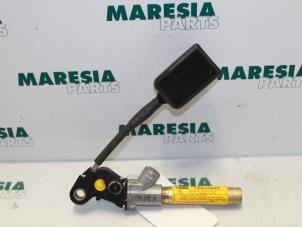 Begagnade Bältessträckare, vänster Peugeot 406 (8B) 1.8 16V Pris € 25,00 Marginaltabell erbjuds av Maresia Parts