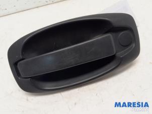Begagnade Handtag, skjutdörr, höger Fiat Doblo Cargo (263) 1.3 MJ 16V DPF Euro 5 Pris € 22,99 Inklusive moms erbjuds av Maresia Parts