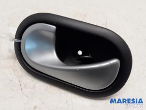 Begagnade Dörrhandtag, 4-dörrars, vänster fram Renault Grand Scénic II (JM) 2.0 16V Turbo Pris € 10,00 Marginaltabell erbjuds av Maresia Parts
