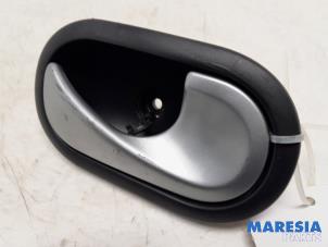 Begagnade Dörrhandtag, 4-dörrars, höger bak Renault Grand Scénic II (JM) 2.0 16V Turbo Pris € 10,00 Marginaltabell erbjuds av Maresia Parts