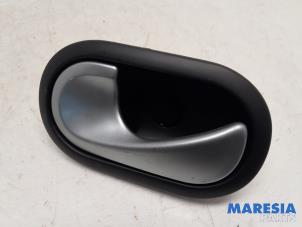 Begagnade Dörrhandtag, 4-dörrars, vänster bak Renault Grand Scénic II (JM) 2.0 16V Turbo Pris € 10,00 Marginaltabell erbjuds av Maresia Parts