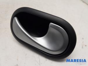 Begagnade Dörrhandtag, 4-dörrars, höger fram Renault Grand Scénic II (JM) 2.0 16V Turbo Pris € 10,00 Marginaltabell erbjuds av Maresia Parts