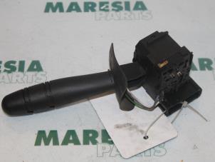 Gebruikte Knipperlicht Schakelaar Renault Clio II (BB/CB) 1.2 Prijs € 25,00 Margeregeling aangeboden door Maresia Parts