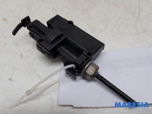 Begagnade Tanklåsmotor Renault Grand Scénic II (JM) 2.0 16V Turbo Pris € 14,99 Marginaltabell erbjuds av Maresia Parts