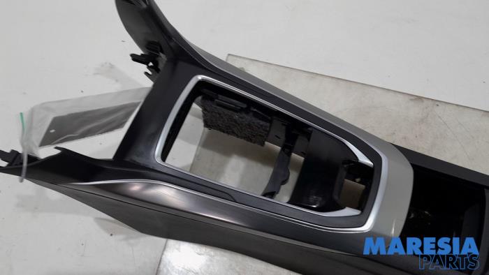 Mittkonsol från en Peugeot 308 (L3/L8/LB/LH/LP) 1.6 BlueHDi 120 2015