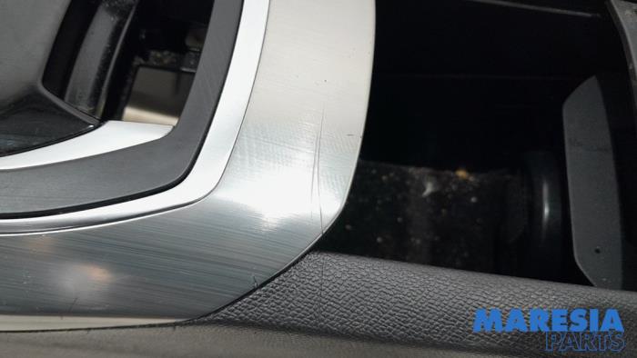 Mittkonsol från en Peugeot 308 (L3/L8/LB/LH/LP) 1.6 BlueHDi 120 2015