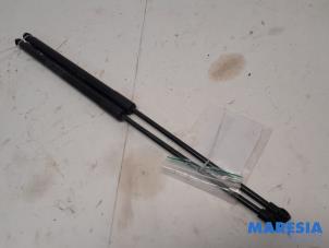 Używane Zestaw amortyzatorów gazowych tylnej klapy Peugeot 3008 II (M4/MC/MJ/MR) 1.2 12V e-THP PureTech 130 Cena € 29,99 Procedura marży oferowane przez Maresia Parts