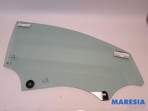 Gebruikte Portierruit 4Deurs rechts-voor Peugeot 3008 II (M4/MC/MJ/MR) 1.2 12V e-THP PureTech 130 Prijs € 69,99 Margeregeling aangeboden door Maresia Parts