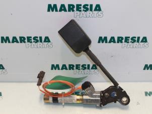 Begagnade Bältessträckare, höger Peugeot 406 (8B) Pris € 25,00 Marginaltabell erbjuds av Maresia Parts