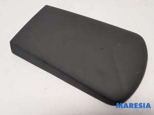 Gebruikte Armleuning Peugeot 3008 I (0U/HU) 1.6 16V THP 155 Prijs € 50,00 Margeregeling aangeboden door Maresia Parts