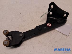 Begagnade Rullskena, skjutdörr, höger Toyota ProAce 2.0 D-4D 122 16V Worker Pris € 47,19 Inklusive moms erbjuds av Maresia Parts