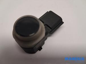Begagnade Parkeringssensor Renault Arkana (RJLL) 1.6 E-Tech 145 16V Pris € 24,99 Marginaltabell erbjuds av Maresia Parts