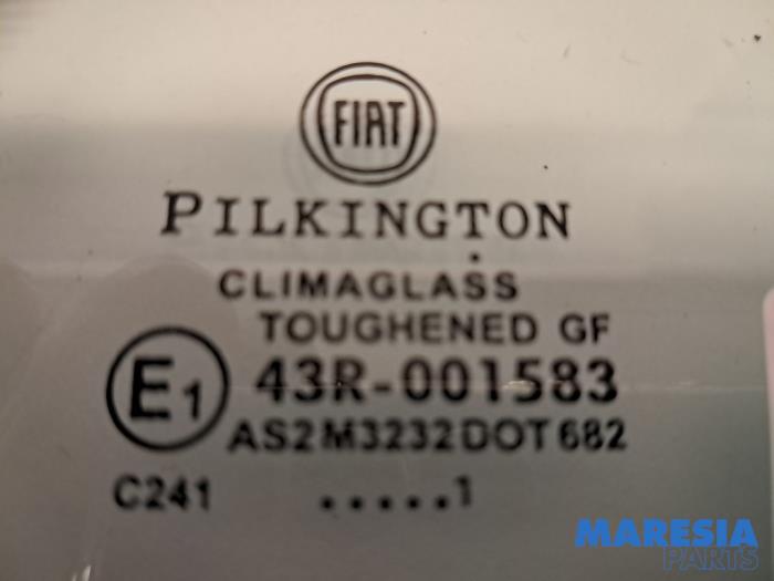 Driehoeks Ruit rechts-achter van een Fiat 500 (312) 1.2 2012