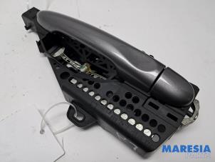 Begagnade Dörrhandtag, 4-dörrars, vänster bak Renault Captur (2R) 1.5 Energy dCi 90 FAP Pris € 25,00 Marginaltabell erbjuds av Maresia Parts