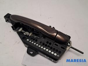 Begagnade Dörrhandtag, 4-dörrars, vänster bak Renault Captur (2R) 0.9 Energy TCE 12V Pris € 25,00 Marginaltabell erbjuds av Maresia Parts