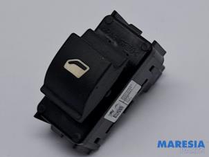 Begagnade Brytare, eldrivna fönster Citroen C4 Berline (NC) 1.6 16V VTi Pris € 10,00 Marginaltabell erbjuds av Maresia Parts