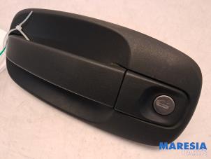 Begagnade Dörrhandtag, 2-dörrars, vänster Renault Trafic New (FL) 2.0 dCi 16V 115 Pris € 30,25 Inklusive moms erbjuds av Maresia Parts