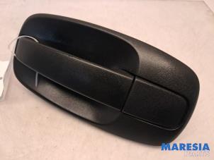 Begagnade Dörrhandtag, 2-dörrars, höger Renault Trafic New (FL) 2.0 dCi 16V 115 Pris € 30,25 Inklusive moms erbjuds av Maresia Parts