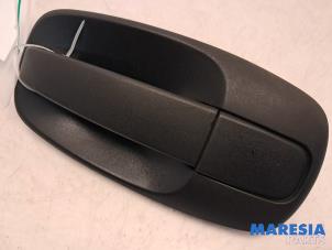 Begagnade Bakdörrhandtag, minibuss/van Renault Trafic New (FL) 2.0 dCi 16V 115 Pris € 30,25 Inklusive moms erbjuds av Maresia Parts