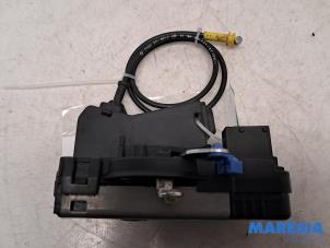 Begagnade Dörrlåsmekanism, 2-dörrars, vänster Renault Trafic New (FL) 2.0 dCi 16V 115 Pris € 36,30 Inklusive moms erbjuds av Maresia Parts