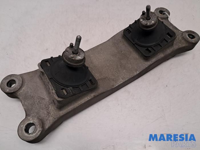 Fäste, växellåda från en Alfa Romeo Giulia (952) 2.2d 150 16V 2017