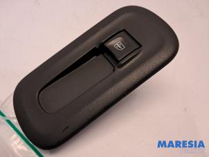Gebruikte Elektrisch Raam Schakelaar Renault Master III (EV/HV/UV/VA/VB/VD/VF/VG/VJ) 2.3 dCi 145 16V FWD Prijs € 18,15 Inclusief btw aangeboden door Maresia Parts