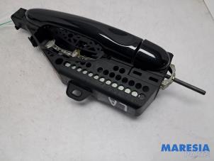 Begagnade Dörrhandtag, 4-dörrars, vänster bak Renault Captur (2R) 1.2 TCE 16V EDC Pris € 25,00 Marginaltabell erbjuds av Maresia Parts